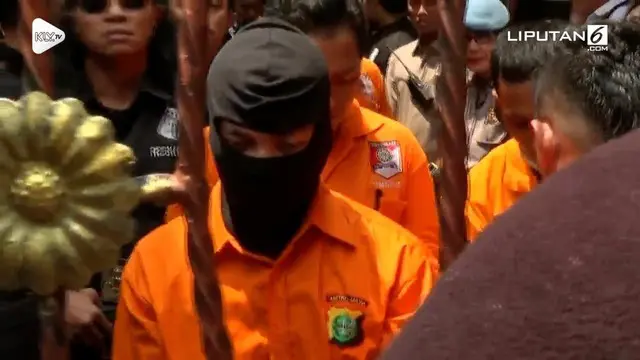 VIDEO: Rekonstruksi Pembunuhan Satu Keluarga di Bekasi