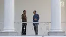 Presiden Joko Widodo (Jokowi) berbincang santai dengan Presiden Bank Dunia, Jim Yong Kim di beranda Istana Kepresidenan Bogor, Jawa Barat, Rabu (4/7). Dalam kunjungan kehormatan itu, Jokowi dan Kim kompak menggunakan batik. (Liputan6.com/Angga Yuniar)