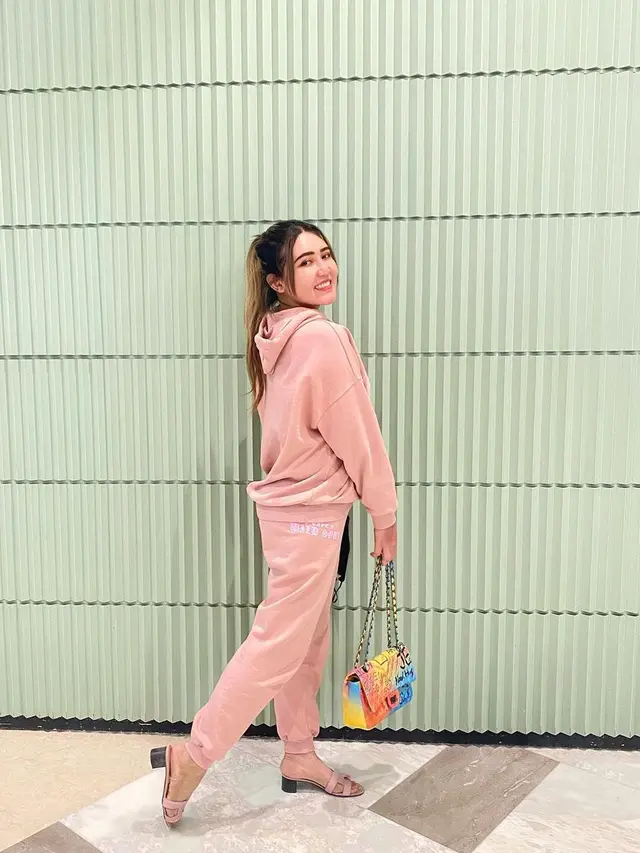 Curhatnya Jadi Perbincangan, Intip 6 Gaya Fashion Terkini Pilihan Via Vallen