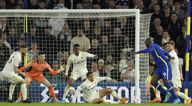 Penyerang Chelsea Romelu Lukaku (kedua kanan) mencetak gol ketiga ke gawang Leeds United dalam laga tunda pekan ke-33 Liga Inggris 2021/2022 di Stadion Elland Road, Kamis (12/5/2022) dini hari WIB. Chelsea menang telak 3-0 atas Leeds United. (AP Photo/Jon Super)