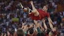 Legenda AS Roma, Francesco Totti, merayakan laga terakhir bersama Serigala Roma usai melawan Genoa di Stadion Olimpico, Roma, Minggu (28/5/2017). Selama 25 tahun Totti berkarier di AS Roma. (AP/Alessandra Tarantino)