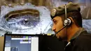 Perwira polisi Arab Saudi memantau layar yang memperlihatkan Masjidil Haram di Pusat Pemantauan 911, Makkah, Selasa (6/8/2019). Pusat Pemantauan 911 memantau melalui 5.900 kamera di Kota Makkah. (AP Photo/Amr Nabil)