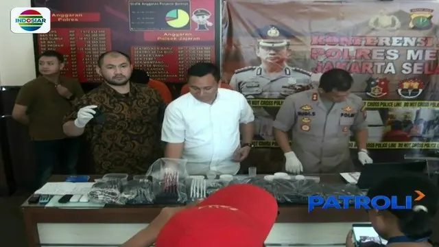 Polres Metro Jakarta Selatan tangkap dua pelaku penipuan undian berhadiah via SMS di Sidrap, Sulawesi Selatan.