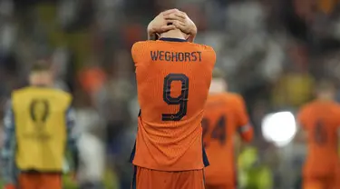 Reaksi penyerang Belanda Wout Weghorst seusai kalah dari Inggris pada laga semifinal Euro 2024 di Signal Iduna Park, Kamis (11/7/2024). (AP Photo/Darko Vojinovic)