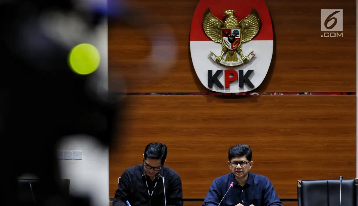 Wakil Ketua KPK Laode Muhammad Syarif didampingi Juri Bicara KPK Febri Diansyah menggelar konferensi pers terkait Operasi Tangkap Tangan (OTT) KPK di Balikpapan, Kalimantan Timur, Jakarta, Sabtu (4/5/2019). (Liputan6.con/Johan Tallo)