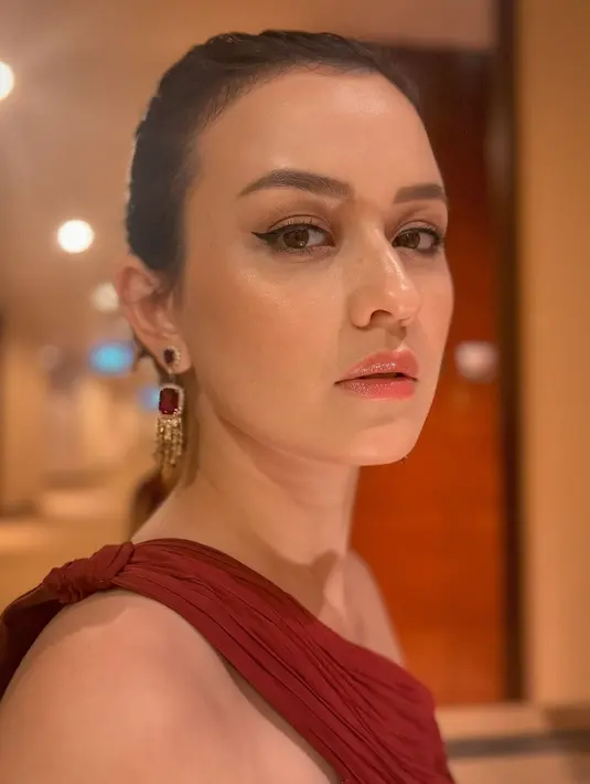 <p>Keseluruhan penampilannya menunjukkan perpaduan yang harmonis antara busana, penataan rambut, dan riasan wajah. (Foto: Instagram/ kimbrlyryder)</p>