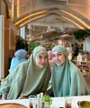 Keluarga Raffi Ahmad diketahui sedang menjalani ibadah haji bersama. Termasuk kedua adik perempuannya, Nisya Ahmad dan Syahnaz Sadiqah. [Foto: Instagram/nissyaa]