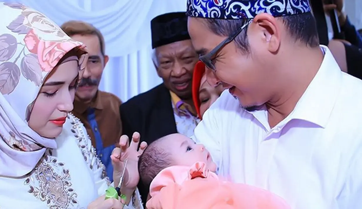 Vokalis Ungu yang juga sebagai Wakil Walikota Palu, Sulawesi Tengah, Pasha baru saja menggelar akikah buat putrinya yang genap berusia satu bulan. (Instagram/adeliapasha)