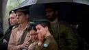 Para pelayat menghadiri pemakaman tentara Israel, Sersan Staf Shachar Fridman, di pemakaman militer Gunung Herzl, Yerusalem Minggu (19/11/2023). Fridman terbunuh dalam operasi darat militer di Jalur Gaza. (AP Photo/Ohad Zwigenberg)