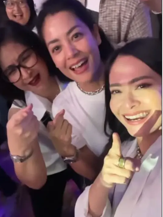 Penampilan ketiganya pun kompak berbaju putih sesuai dengan dresscode, bareng lautan Soulmate, sebutan penggemar Kahitna. Suasana syahdu mewarnai venue dan bikin penonton bernostalgia dengan lagu-lagu hits Kahitna yang telah berkarya selama 38 tahun. (Liputan6.com/IG/@novitaangie)