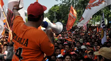 Ratusan Suporter Persija Jakarta Jakmania melakukan aksi unjukrasa di depan Kantor Kementerian Pemuda dan Olahraga, Jakarta, Selasa (11/8/2015). Mereka meminta Surat Keputusan (SK) Menpora terkait pembekuan PSSI dicabut.(Liputan6.com/JohanTallo)