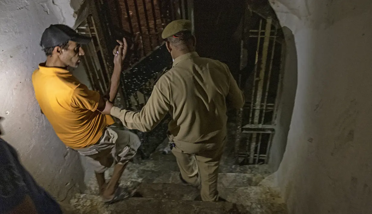 Pasukan keamanan Maroko memastikan penutupan toko dan meminta orang untuk kembali ke rumah di ibu kota Rabat pada Rabu (3/8/2021). Maroko memperpanjang jam malam dan memperketat pembatasan perjalanan ke tiga kota besar dalam upaya memperlambat lonjakan kasus corona COVID-19. (FADEL SENNA / AFP)