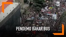 Aksi unjuk rasa ribuan warga memprotes pemotongan anggaran pendidikan tinggi di kota Rio de Janeiro berujung rusuh. Demonstran sempat bentrok dengan polisi dan membakar sebuah mobil bus.