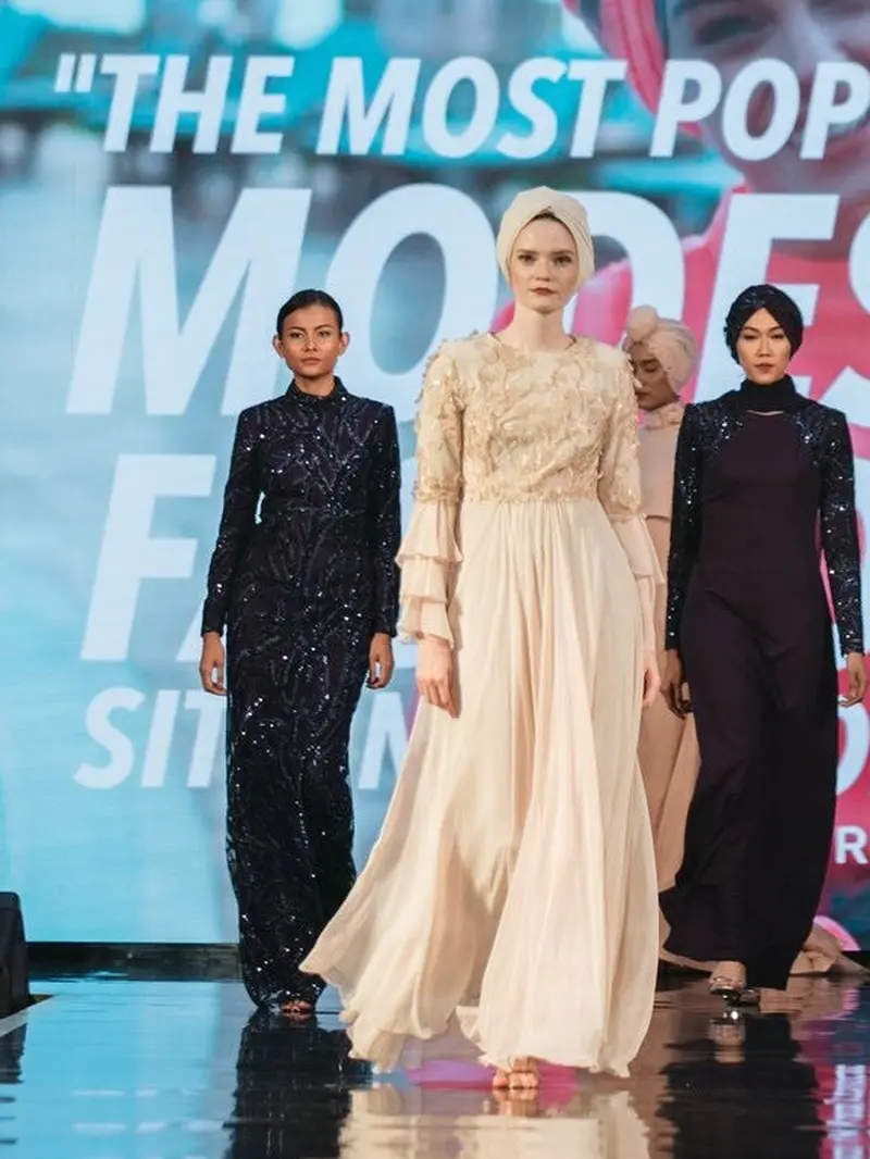 Koleksi modest wear desainer asal Turki Rasit Bagzibagli di JMFW