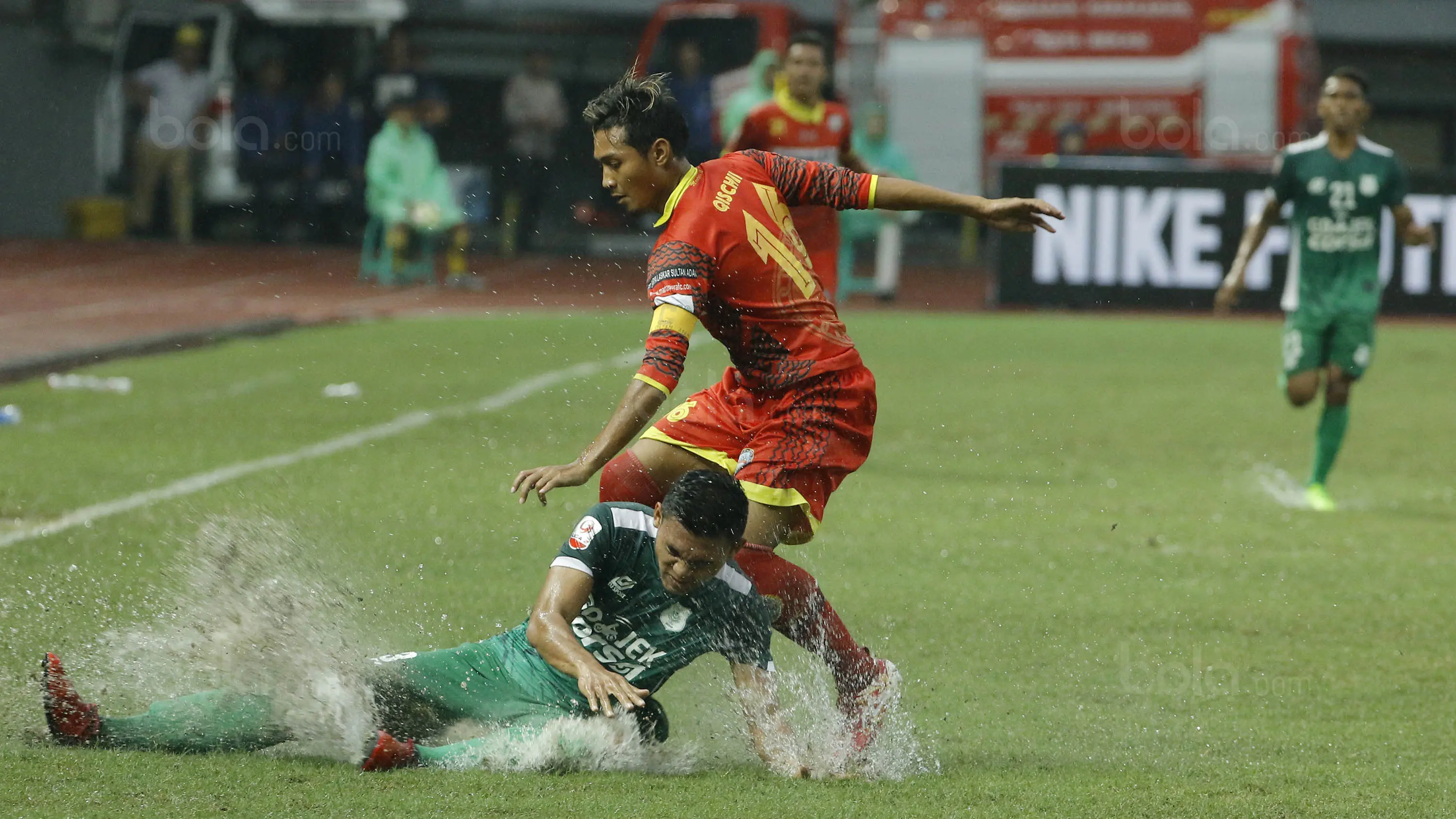 Kapten Martapura FC, Qischil G Minny, berusaha melewati pemain PSMS Medan pada laga Liga 2 di Stadion Patriot, Bekasi, Senin (13/11/2017). PSMS Medan menang 2-1 atas Martapura FC. (Bola.com/ M Iqbal Ichsan)