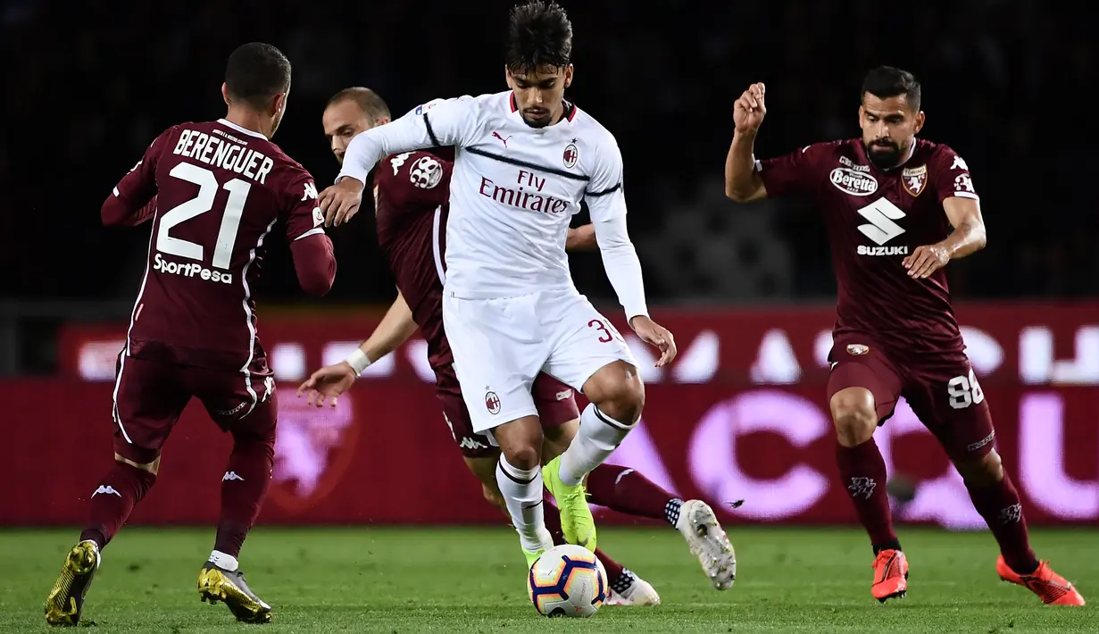 Gelandang AC Milan, Lucas Paqueta membawa bola dari kawalan tiga pemain Torino pada pertandingan Serie A Italia di stadion Grande Torino di Turin pada 28 April 2019. (AFP/Marco Bertorello)