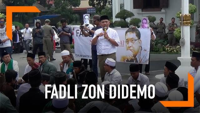 Ratusan santri di Bogor berdemo di Balai Kota untuk memprotes puisi Fadli Zon yang dinilai menjelekkan KH Maimun Zubair.