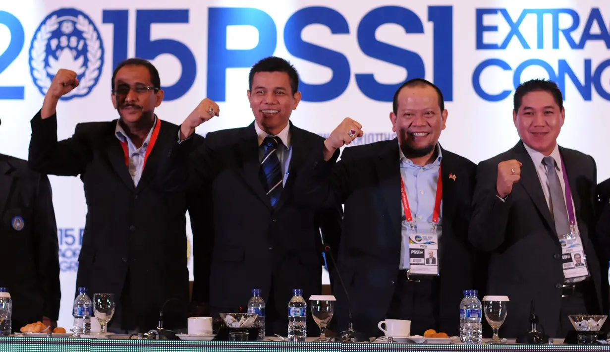 Ketua Umum PSSI 2015-2019, La Nyalla Mattalitti (kedua kanan) berfoto bersama usai penutupan Kongres Luar Biasa PSSI 2015 di Surabaya, Sabtu (18/4/2015). Kongres menetapkan La Nyalla sebagai Ketua Umum PSSI 2015-2019. (Liputan6.com/Helmi Fithriansyah)