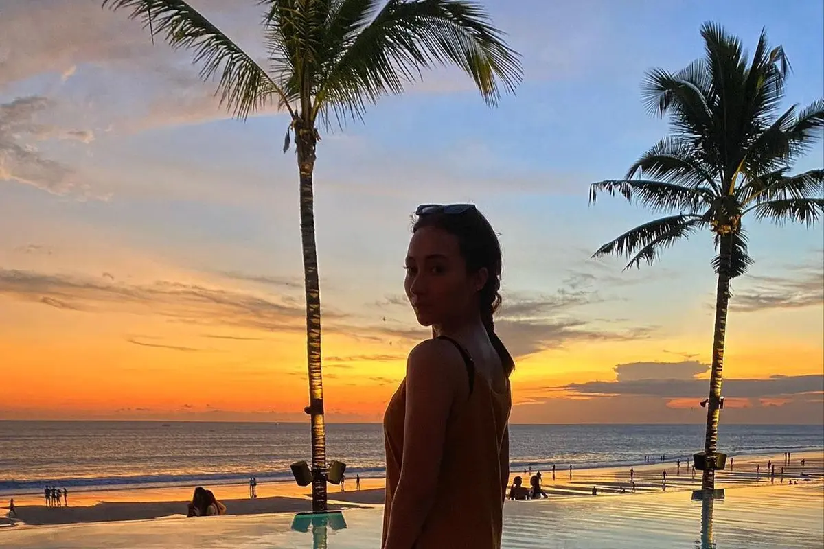 Naomi Zaskia dalam balutan senja. (Instagram @naonomnom)