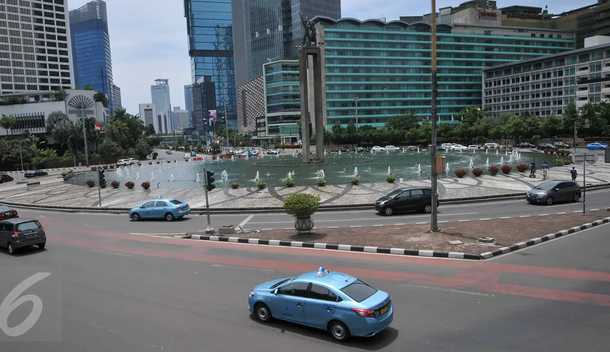 Sejumlah kendaraan melintasi kawasan Bundaran HI, Jakarta, Kamis (24/12). Suasana libur panjang yang dimulai hari ini hingga beberapa hari kedepan membuat sejumlah ruas jalan di kawasan Jakarta dan sekitarnya lengang. (Liputan6.com/Gempur M Surya)