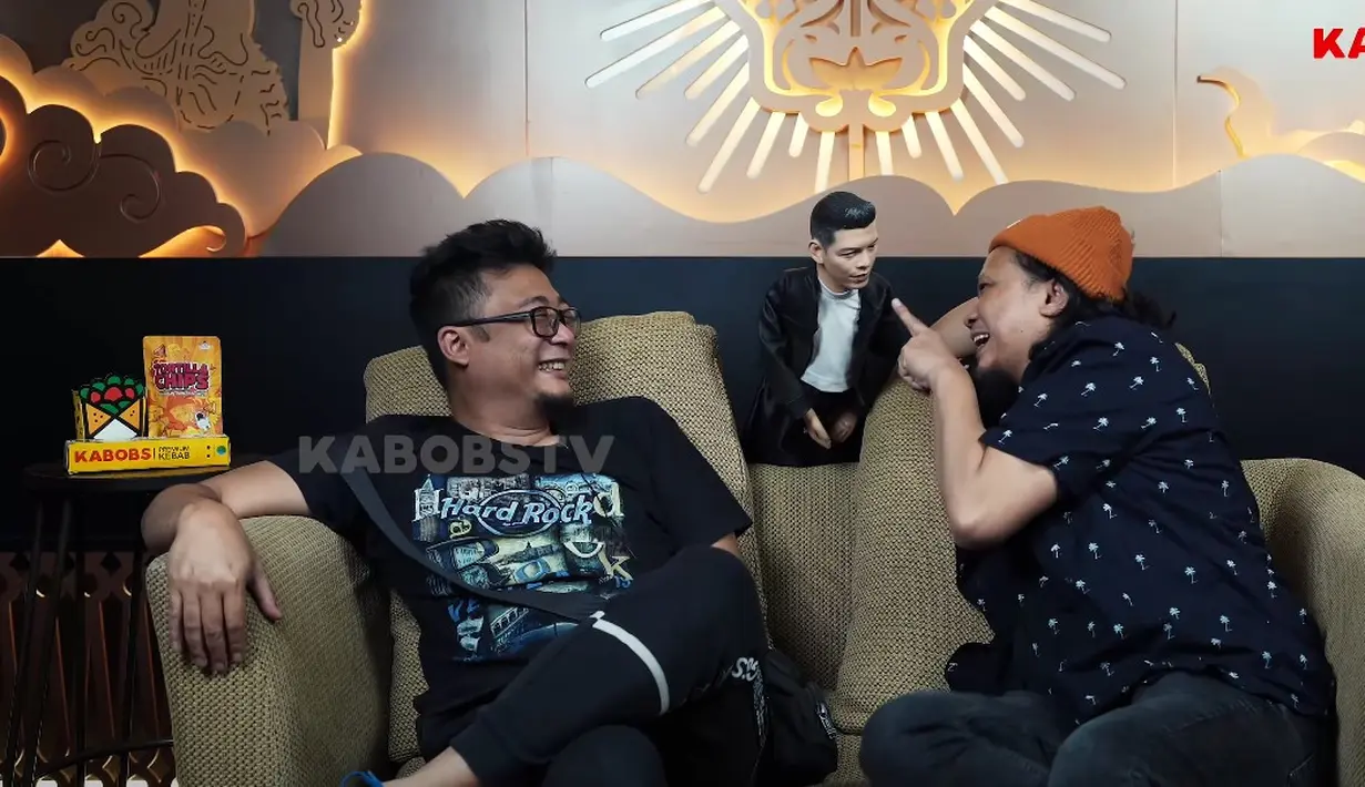 Reza eks NOAH dan Andika eks Peterpan reuni untuk berbincang kocak dengan boneka mirip Ariel NOAH yang diberi nama Aral. (Foto: Dokumentasi YouTube KABOBS TV)