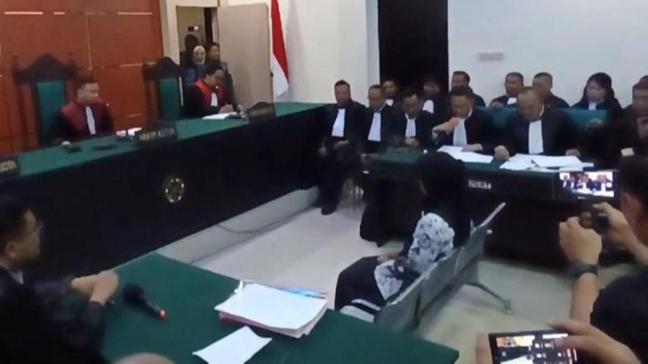 Terancam Dibui dan Diminta Uang Damai Rp50 Juta, Ternyata Segini Gaji Supriyani yang Dituduh Pukul Siswa Anak Polisi