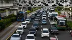 Sejumlah mobil melintas di jalan Sudirman, Jakarta, Senin  (10/2/2020). Pada tahun 2019, industri otomotif nasional mengalami penurunan penjualan, terutama kendaraan komersial yang turun 18, 26 persen atau sekitar 94.000 unit. (Liputan6.com/Angga Yuniar)