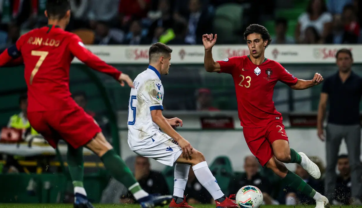 Pemain timnas Portugal, Joao Felix dan Cristiano Ronaldo berebut bola dengan pemain timnas Luksemburg, Olivier Thill dalam lanjutan Kualifikasi Piala Eropa 2020 di Estadio Jose Alvalade, Jumat (11/10/2019). Portugal meraih kemenangan 3-0 atas tamunya, Luksemburg. (CARLOS COSTA/AFP)