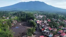 Foto udara menunjukkan kerusakan di sebuah desa yang terkena dampak banjir bandang di Tanah Datar, Sumatera Barat, Indonesia, Senin, 13 Mei 2024. (AP Photo/Ali Nayaka)