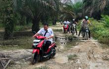 TNI Polri Susuri Jalan Ekstrem ke Desa Terpencil di Pelalawan Demi Pilkada Damai