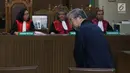 Terdakwa suap kasus suap hakim PN Tipikor Medan, Tamin Sukardisaat menjalani sidang pembacaan putusan di Pengadilan Tipikor, Jakarta, Kamis (4/4). Tamin terbukti memberikan suap SGD 280 ribu atau sekitar Rp 2,9 miliar kepada hakim PN Medan. (Liputan6.com/Helmi Fithriansyah)