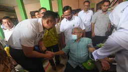 Di Puskesmas Beji, Depok, AHY melihat langsung situasi, mulai dari penataan hingga alur pelaksanaan Pemeriksaan Kesehatan Gratis kepada masyarakat. (merdeka.com/Arie Basuki)