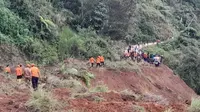 Longsor melanda Jalan Poros Desa Bonglo, Kecamatan Bastem Utara, Kabupaten Luwu, Sulsel, Senin (26/2/2024). (Liputan6.com/ Dok BPBD Sulsel)