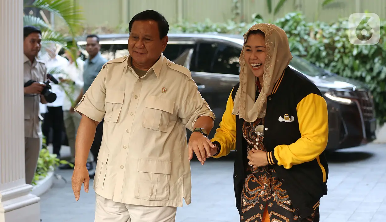 Sebelum masuk ke dalam, Ketua Umum DPP Partai Gerindra Prabowo Subianto dan Yenny Wahid menyempatkan menyapa awak media yang menanti. (Liputan6.com/Johan Tallo)