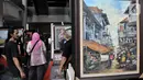 Pengunjung mengamati karya lukis di salah satu stan yang dipamerkan dalam Indonesian Art Festival "Pesta Seni Rupa Indonesia" di Museum Nasional, Jakarta, Minggu (10/11/2019). (merdeka.com/Iqbal S. Nugroho)