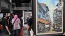 Pengunjung mengamati karya lukis di salah satu stan yang dipamerkan dalam Indonesian Art Festival "Pesta Seni Rupa Indonesia" di Museum Nasional, Jakarta, Minggu (10/11/2019). (merdeka.com/Iqbal S. Nugroho)