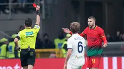 Milan sempat tertinggal lebih dulu akibat gol Mattia Zaccagni di babak pertama. Meski kehilangan Strahinja Pavlovic yang mendapat kartu merah, Rossoneri mampu bangkit dan menyamakan skor lewat aksi Samuel Chukwueze. (AP Photo/Antonio Calanni)