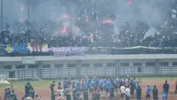 Puluhan ribu bobotoh menyaksikan Persib Bandung berlatih di Stadion GBLA, Kamis (10/9/2026), menjelang keberangkatan ke markas Persija Jakarta. (Bola.com/Erwin Snaz)