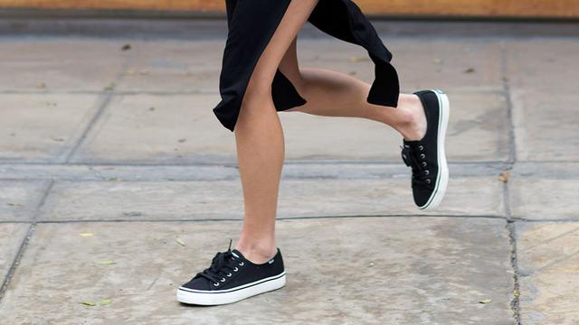 Pakai Sneakers Untuk Kerja Sontek Gayanya Di Sini Fashion Beauty Liputan6 Com