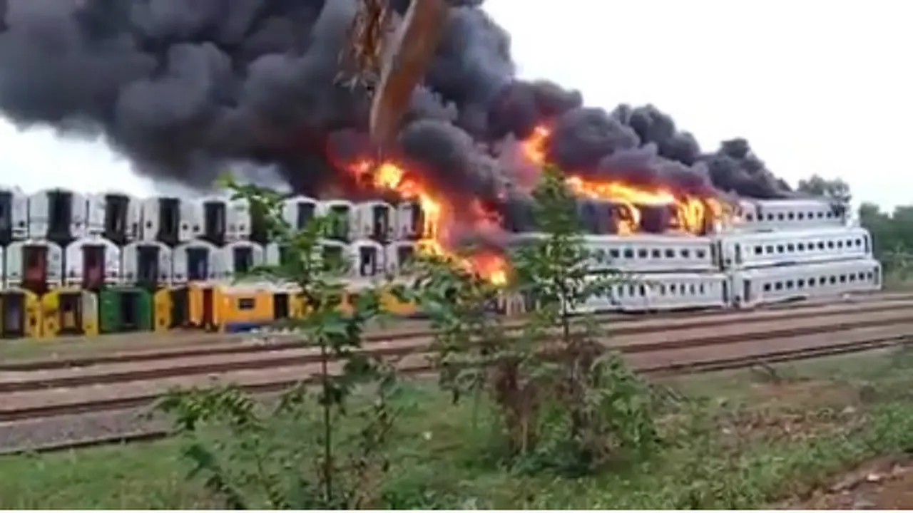 Kuburan Gerbong Kereta Api di Stasiun Purwadadi Subang Terbakar