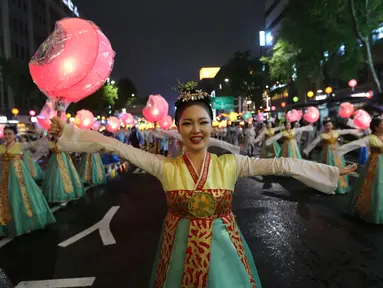 Peserta berbaris dalam parade lentera, yang menandai dimulainya Festival Lentera Lotus di Seoul, 12 Mei 2018. Festival ini merupakan acara tahunan masyarakat Korea Selatan untuk merayakan hari ulang tahun Budha pada 22 Mei mendatang. (AP/Ahn Young-joon)