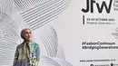 Sederhana namun tetap stunning, ia memadukan kemeja print dengan celana hitam berpotongan lebar. Untuk melengkapi gayanya, styling hijab modern bernuansa khaki disertai ikat simpul yang cantik jadikan gayanya begitu chic. [Foto: instagram/ Fenita Arie]