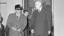 Presiden Republik Indonesia Achmed Sukarno ketika diterima Presiden Prancis de Gaulle di Istana ElysÈe di Paris,  20 Oktober 1964. (AFP PHOTO)