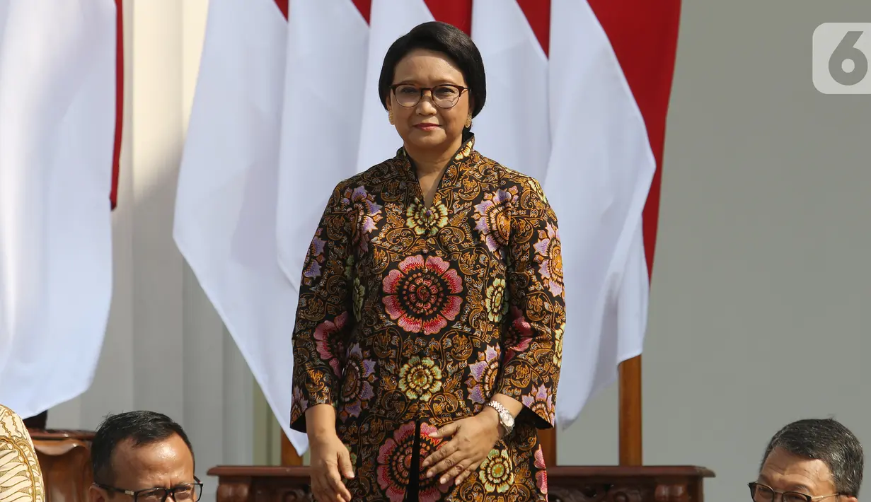 Menteri Luar Negeri Kabinet Kerja periode 2014-2019, Retno Marsudi saat diperkenalkan dalam pengumuman menteri Kabinet Indonesia Maju periode 2019-2024 di Istana Merdeka, Jakarta, Rabu (23/10/2019). Retno Marsudi kembali dipercaya Presiden Jokowi menjabat sebagai Menlu (Liputan6.com/Angga Yuniar)