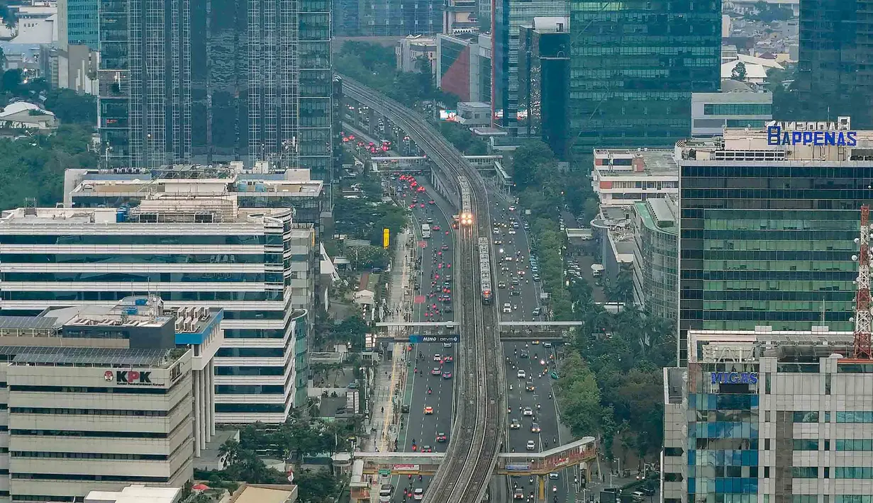 Rangkaian kereta Lintas Raya Terpadu (LRT) Jabodebek melintas di kawasan Kuningan,  Jakarta, Rabu, 15 Juli 2026. (KLY/Arie Basuki)