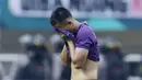 Bek Persita Tangerang, Rico Sanjaya, menangis usai ditaklukkan Kalteng Putra pada laga Liga 2 di Stadion Pakansari, Jawa Barat, Selasa (4/12). Kalteng menang 2-0 atas Persita. (Bola.com/M. Iqbal Ichsan)