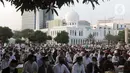 Umat muslim bersiap melaksanakan shalat Idul Fitri 1442 H di Lapangan Masjid Agung Al Azhar, Jakarta, Kamis (13/5/2021). Ribuan umat muslim melaksanakan shalat Idul Fitri 1442 H di Lapangan Masjid Agung Al Azhar dengan menerapkan protokol kesehatan ketat. (Liputan6..com/Helmi Fithriansyah)