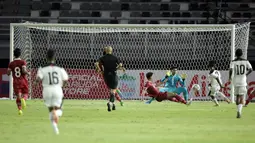 Usai tertinggal satu gol, Timnas Timor Leste U-20 sempat mengancam melalui Luis Figo Ribeiro. Beruntung, tembakannya masih mampu ditepis kiper Cahya Supriadi. (Bola.com/Ikhwan Yanuar)