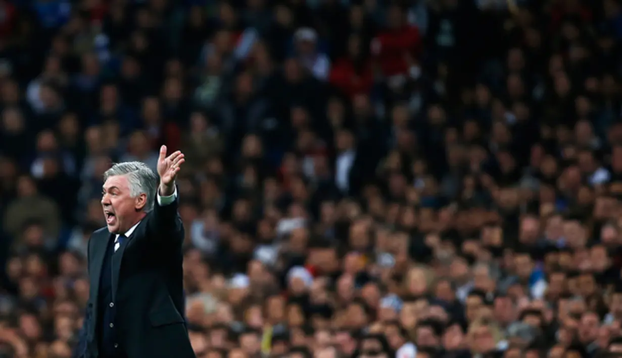 Pelatih Real Madrid, Carlo Ancelotti memberi instruksi kepada anak asuhnya pada laga Liga Spanyol di Santiago Bernabeu, Spanyol, (1/3/2015). Real Madrid bermain imbang dengan Villareal (1-1).  (Reuters/Susana Vera)