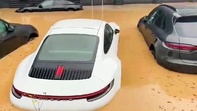 Dealer Porsche Kebanjiran, Sejumlah Mobil Terendam Termasuk Taycan Listrik - Vimarsana News
